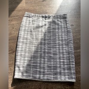 Max Studio Medium Skirt Tweed like Black and White stretch sliming